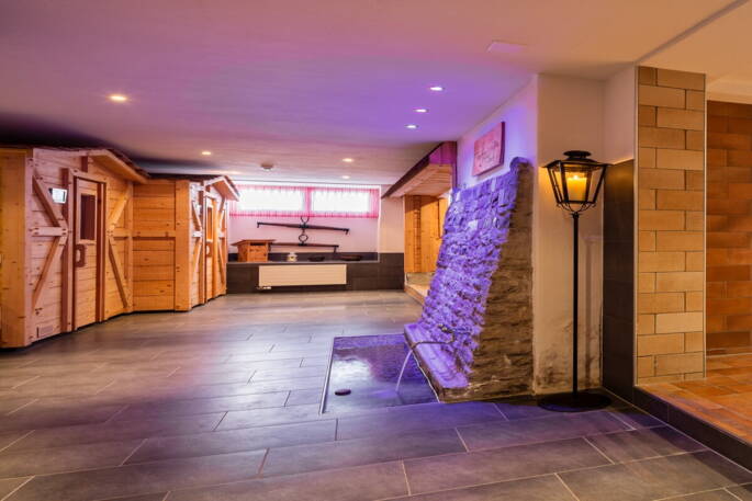 Wellness, Spa & Sauna Interlaken – Carlton-Europe Vintage Adults Only Hotel Modern spa area at the Carlton-Europe Vintage Adults Only HOTEL in Interlaken (Bernese Oberland) featuring a bio sauna, Finnish sauna, steam bath, Kneipp pool, and relaxation area.